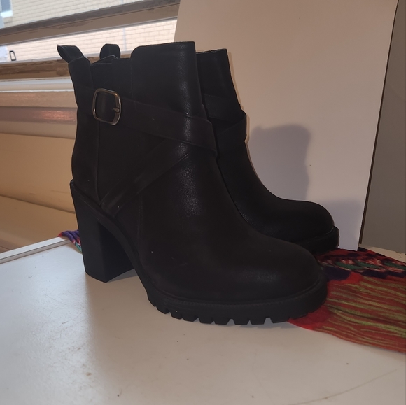 4B BLK CRISS CROSS WRP LUG BOOTIE - Picture 6 of 9